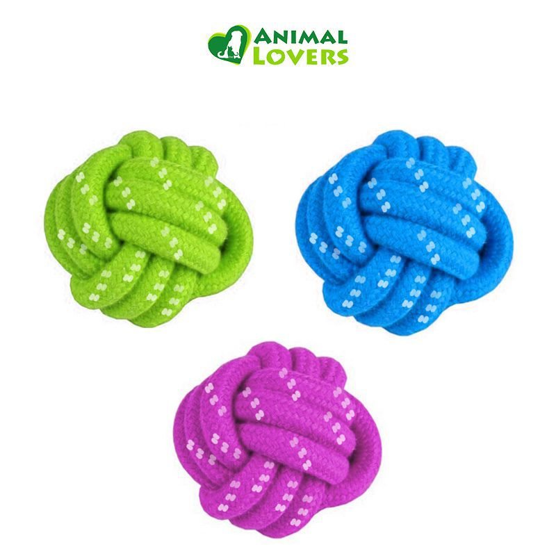 La Pelota de Perro Cuerda 10cm es el juguete ideal para mantener a tu perro grande o mediano feliz, activo y entretenido. Con un diámetro de 10 cm, esta pelota de cuerda entrelazada está diseñada para soportar juegos intensos y es perfecta para lanzamientos y tirones. Disponible en tres colores brillantes—turquesa, rosa y verde—este juguete no solo es funcional sino también visualmente atractivo para tu perro. Ofrece un excelente ejercicio físico y mental, fomentando la diversión y la salud de tu mascota mientras fortalece el vínculo entre ustedes. Descubre cómo la Pelota de Perro Cuerda 10cm puede mejorar la calidad de vida de tu perro.