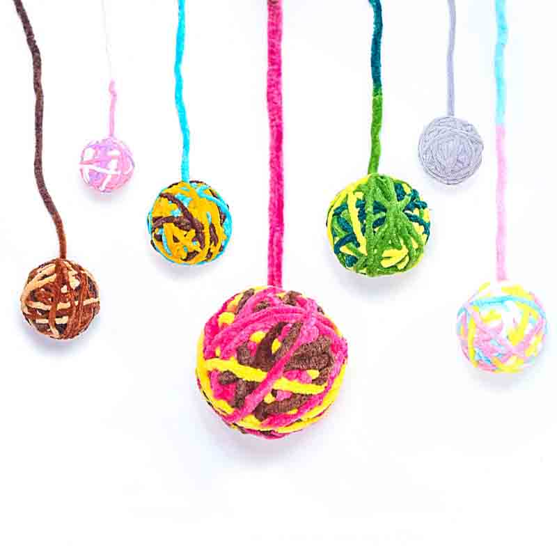 Pelota para Gato de Lana es el juguete perfecto para mantener a tu felino entretenido y activo. Con un diámetro de 5 cm, esta pelota está elaborada en lana de alta calidad y presenta un hilo largo suelto que imita una cola, ofreciendo una variedad de formas de juego. Disponibles en vibrantes colores, este juguete está diseñado para jugar al tira y recoge o al péndulo suspendido, proporcionando horas de diversión para tu gato. La Pelota para Gato de Lana no solo estimula el instinto natural de caza de tu gato, sino que también contribuye a su bienestar físico y mental, haciendo de este juguete una adición valiosa a su rutina de juego.