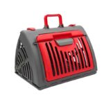 Caja de Transporte para Gatos Plegable Roja es una opcion funcional al momento de transportar a tu mascota. De materiales resistentes este caja transportadora tiene la particularidad que puede plegarse de manera simple para guardar cuando no la estes utilizando. De color gris con rojo esta caja transportadora ofrece un estilo moderno y atractivo. Ademas esta caja transportadora ofrece un espacio comodo para tu mascota.