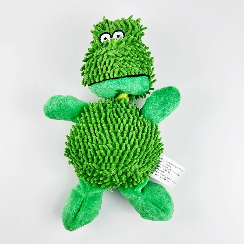 Peluche Perro Rana Verde ha sido cuidadosamente diseñado para satisfacer los instintos de juego y masticación de tus mascotas. Fabricado con material de felpa suave y acogedor, este juguete es perfecto para que tus mascotas lo abracen, muerdan y jueguen sin preocupaciones.