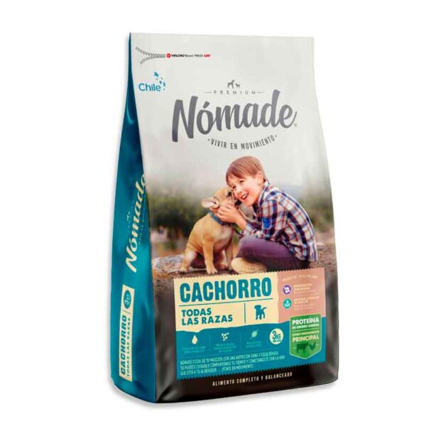 Nomade Cachorro es un alimento especialmente formulado para perros cachorros de todas las razas, desarrollado por expertos en nutrición animal. Este producto no solo satisface, sino que excede los requerimientos nutricionales esenciales para asegurar que tu cachorro logre desarrollar al máximo su potencial genético. Con Nomade, le ofreces una dieta equilibrada y saludable que contribuye a una vida plena, feliz y llena de energía.